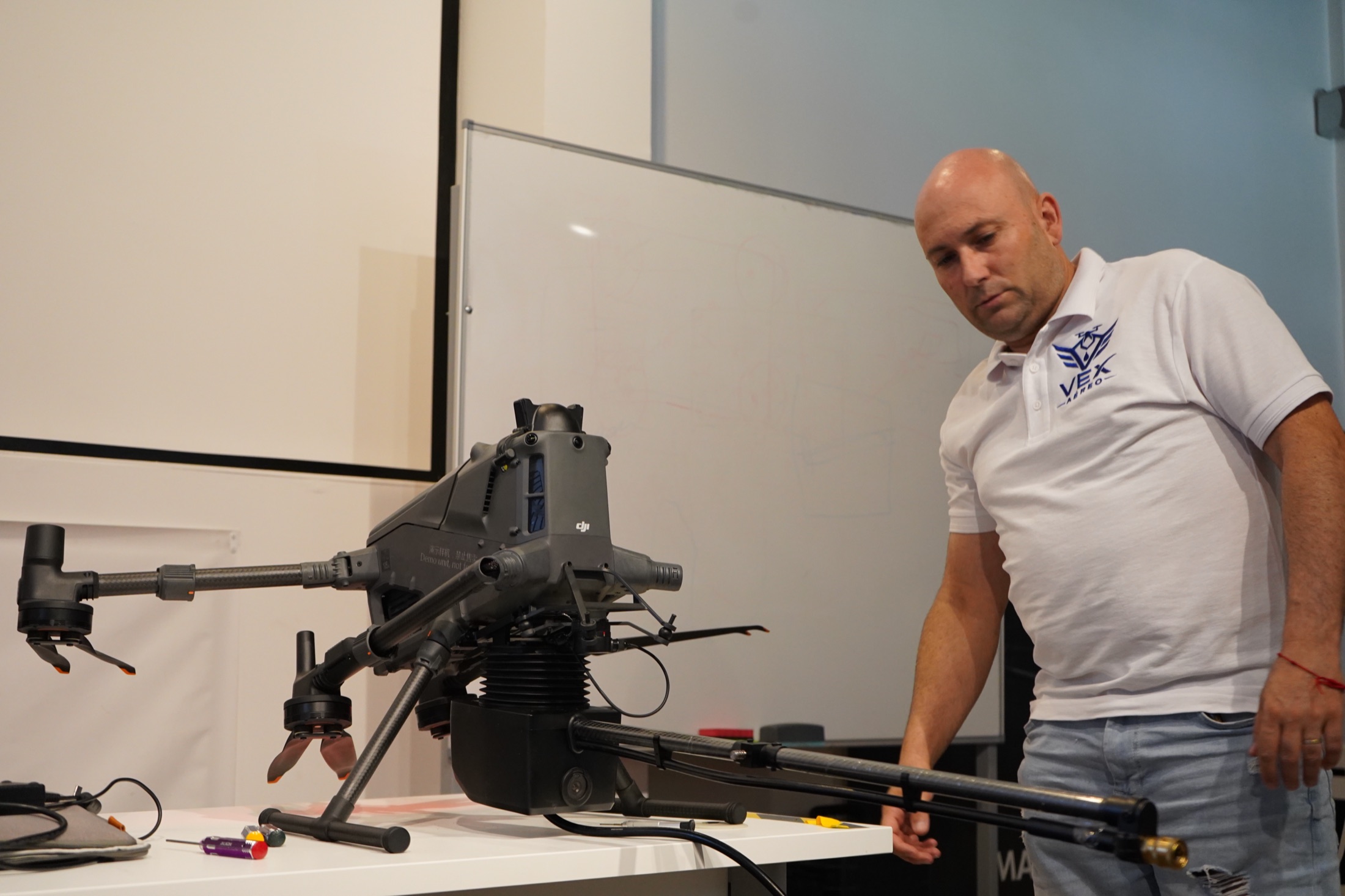 Operador de VEX Aéreo junto al DJI Matrice 400